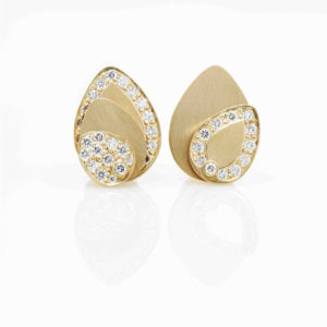 Petal earrings in gold